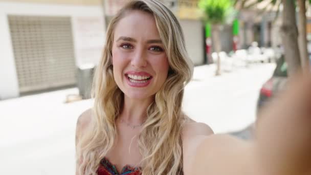 Joven Rubia Sonriendo Confiada Teniendo Videollamada Calle — Vídeos de Stock
