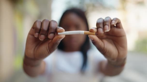 Joven Mujer Afroamericana Rompiendo Cigarrillo Calle — Vídeo de stock
