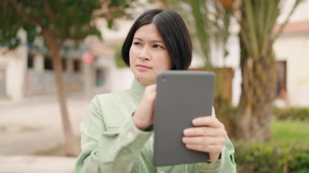 Junge Chinesin Lächelt Selbstbewusst Auf Touchpad Park — Stockvideo