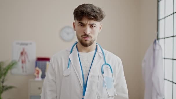 Jeune Homme Arabe Médecin Dire Non Avec Doigt Clinique — Video