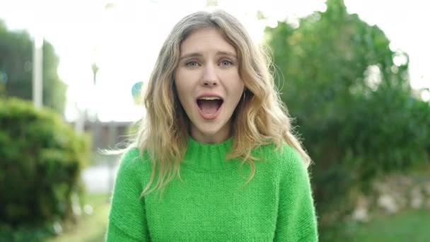 Young Blonde Woman Standing Surprise Expression Park — Vídeo de Stock