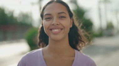 Genç Afrikalı Amerikalı kadın gülümsüyor. Kendine güveni tam.
