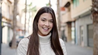 Sokakta kendine güvenen güzel İspanyol bir kadın.