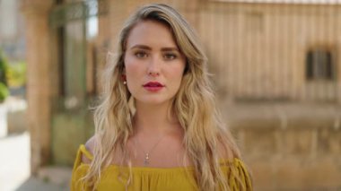 Sokakta duran rahat yüzlü genç kadın.