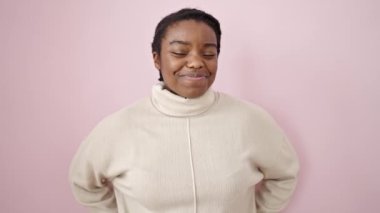 Afro-Amerikalı bir kadın kendine güvenerek evet diyor.