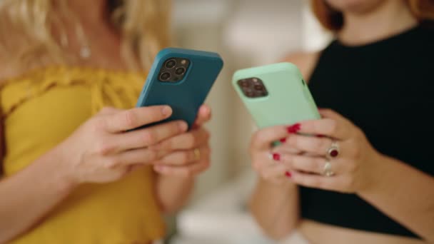 Dvě Ženy Používají Smartphone Stojící Doma — Stock video