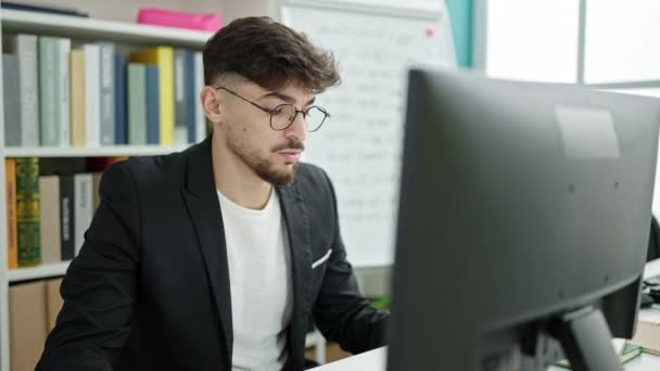 Jovem Árabe Homem Estudante Usando Computador Estressado Sala Aula Universidade — Vídeo de Stock