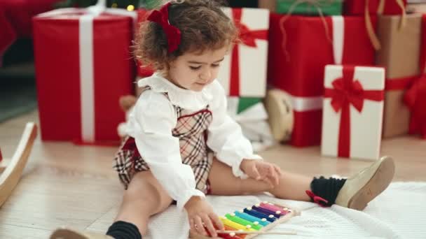 Schattige Spaanse Meisje Gooien Xylofoon Zitten Vloer Door Kerstboom Met — Stockvideo