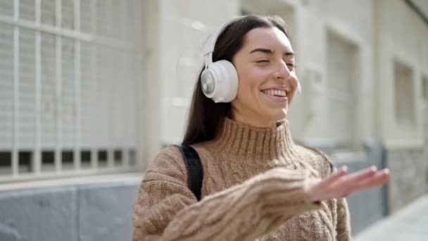 Jonge Mooie Spaanse Vrouw Luisteren Naar Muziek Dansen Straat — Stockvideo