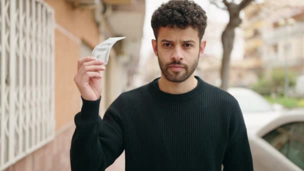 Νεαρός Άραβας Που Σπάει Δολάρια Στο Δρόμο — Αρχείο Βίντεο