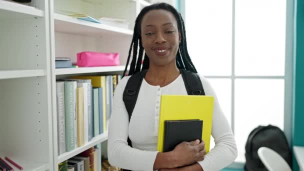 Afroamerikanische Studentin Hält Bücher Hörsaal Der Universität — Stockvideo