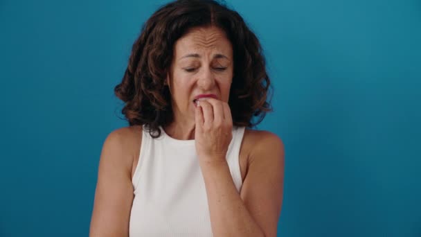 Middelbare Leeftijd Vrouw Staande Met Nerveuze Uitdrukking Geïsoleerde Blauwe Achtergrond — Stockvideo