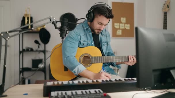 Ung Latinamerikansk Man Musiker Ler Säker Comoposing Låt Musik Studio — Stockvideo
