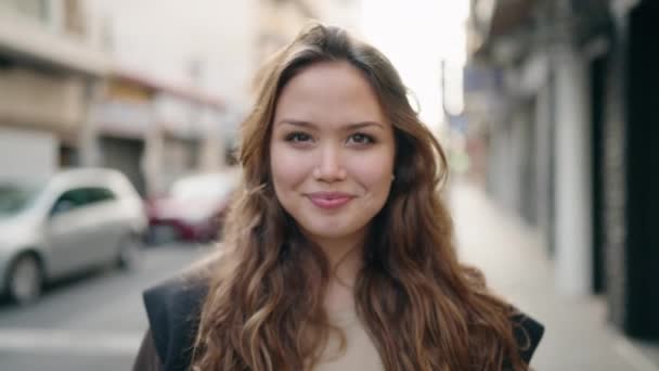 Jovem Hispânica Sorrindo Confiante Com Braços Cruzados Gesto Rua — Vídeo de Stock