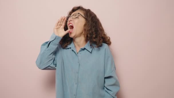Middle Age Woman Screaming Pink Background — Stock Video