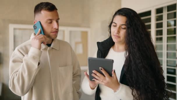 Młoda Para Rozmawiająca Smartfonie Pomocą Touchpada Ulicy — Wideo stockowe