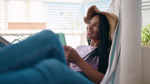 Afričanky Americká Žena Pomocí Smartphone Ležící Houpací Síti Domácí Terase — Stock video