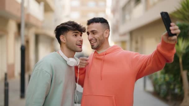 Genç Spanyol Çift Gülümsüyor Kendilerine Güveniyorlar — Stok video