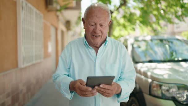 Hombre Pelo Gris Mayor Sonriendo Confiado Usando Touchpad Calle — Vídeos de Stock