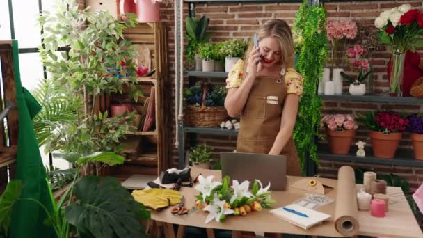 Młoda Piękna Latynoska Kobieta Kwiaciarnia Rozmawia Smartfonie Pomocą Laptopa Kwiaciarni — Wideo stockowe