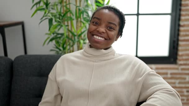 Femme Afro Américaine Disant Bonjour Avec Main Assise Sur Canapé — Video