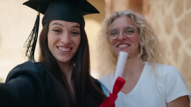 Duas Mulheres Mãe Filha Graduada Fazendo Videochamada Universidade Campus — Vídeo de Stock