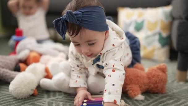 Zwei Kleinkinder Spielen Hause Mit Spielzeug Auf Dem Boden — Stockvideo