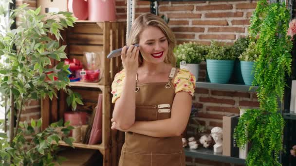 Молода Красива Іспаномовна Жінка Флорист Посміхається Впевнено Розмовляючи Смартфоні Квітковому — стокове відео