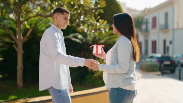 Junges Lateinisches Paar Lächelt Selbstbewusst Überraschung Mit Geschenk Park — Stockvideo