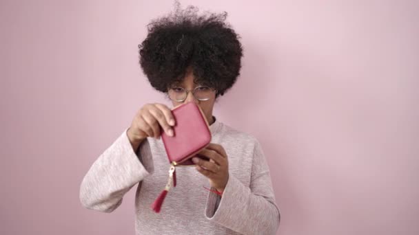 Young African American Woman Showing Empty Wallet Isolated Pink Background — Stock Video