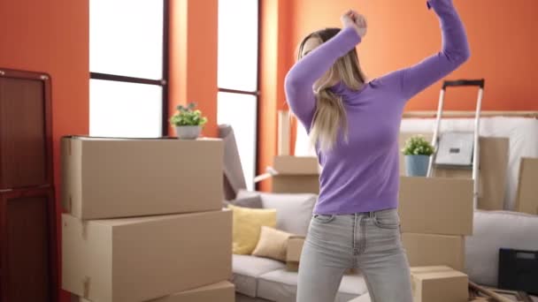 Junge Blonde Frau Lächelt Selbstbewusst Und Tanzt Neuen Zuhause — Stockvideo