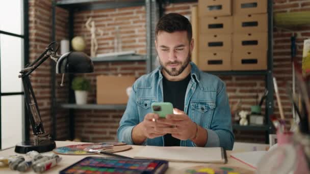 Sanat Atölyesindeki Masada Oturan Akıllı Telefonu Kullanan Genç Bir Spanyol — Stok video