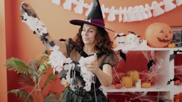 Mujer Hispana Mediana Edad Decorando Casa Para Fiesta Halloween Casa — Vídeos de Stock