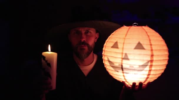 Ung Skaldet Mand Iført Troldmand Kostume Holder Græskar Halloween Lampe – Stock-video