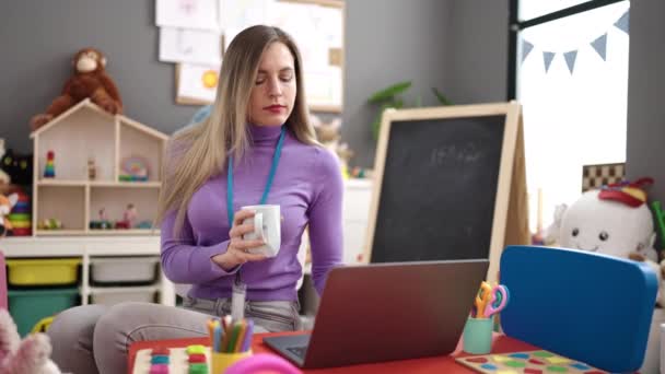 Joven Mujer Rubia Maestra Preescolar Usando Portátil Bebiendo Café Jardín — Vídeos de Stock