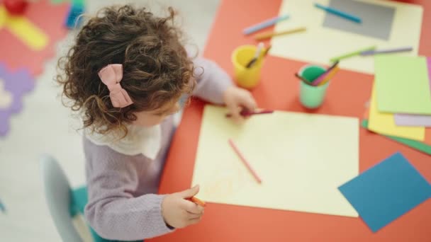 Adorable Hispanic Girl Preschool Student Sitting Table Drawing Paper Kindergarten — Vídeos de Stock