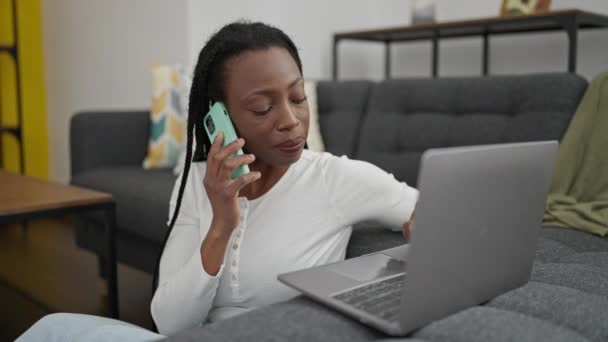 Afrikaans Amerikaanse Vrouw Praten Smartphone Met Behulp Van Laptop Thuis — Stockvideo