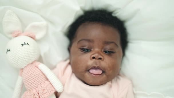 Αφροαμερικανό Μωρό Χαμογελά Αυτοπεποίθηση Που Βρίσκεται Στο Κρεβάτι Στο Υπνοδωμάτιο — Αρχείο Βίντεο