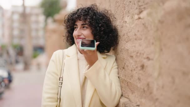 Mladá Žena Usmívá Sebevědomě Mluvit Smartphone Ulici — Stock video