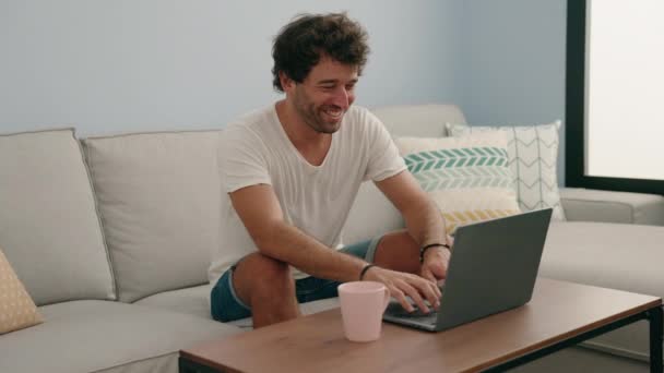 Jovem Hispânico Usando Laptop Beber Café Casa — Vídeo de Stock