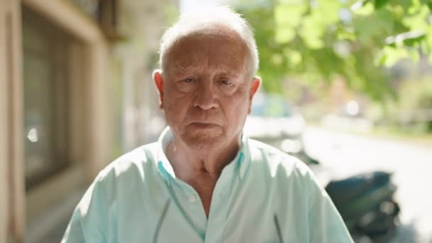 Idősebb Ősz Hajú Férfi Magabiztosan Mosolyog Napszemüveget Visel Utcán — Stock videók