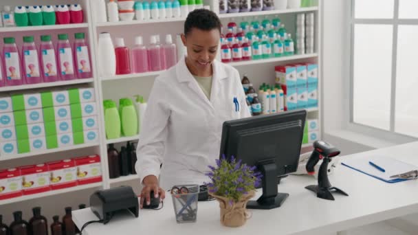 Farmacéutica Afroamericana Sonriendo Confiada Usando Computadora Farmacia — Vídeo de stock