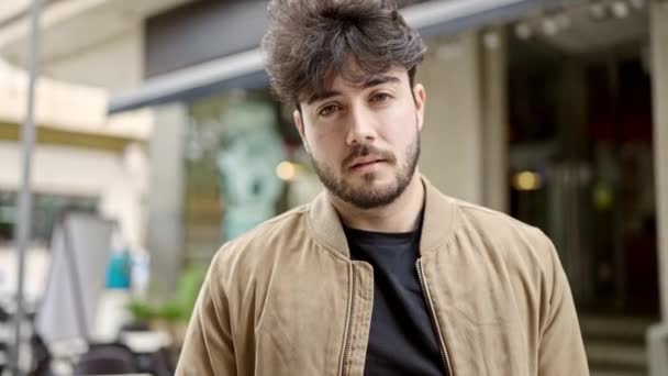 Jonge Spaanse Man Staat Met Droefheid Uitdrukking Terras Coffeeshop — Stockvideo