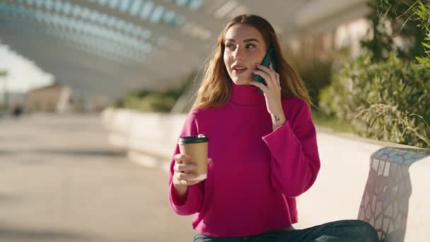 Giovane Donna Bionda Che Parla Sullo Smartphone Bevendo Caffè Parco — Video Stock