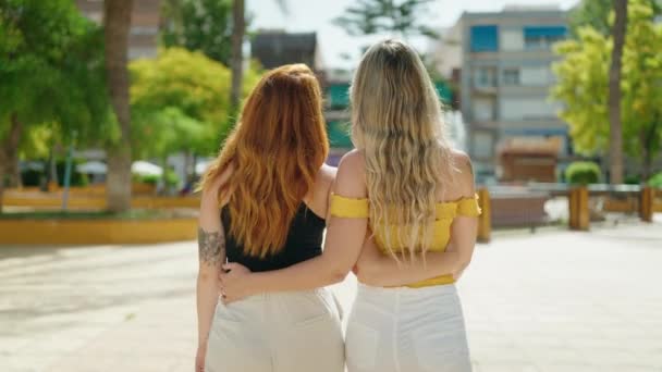 Two Women Hugging Each Other Speaking Walking Park — Vídeo de Stock