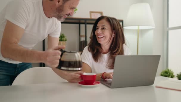 Man Vrouw Paar Met Behulp Van Laptop Het Drinken Van — Stockvideo