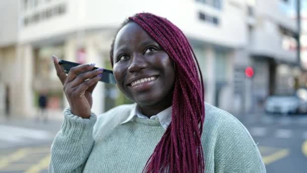 Afrikanerin Mit Geflochtenen Haaren Hört Sprachnachricht Mit Smartphone Auf Der — Stockvideo