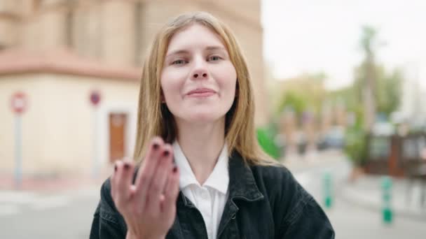Νεαρή Καυκάσια Γυναίκα Χαμογελά Αυτοπεποίθηση Κάνει Έρχονται Χειρονομία Δάχτυλο Στο — Αρχείο Βίντεο