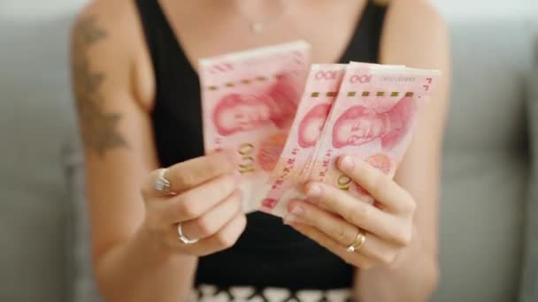 Jovem Mulher Contando China Notas 100 Yuans Casa — Vídeo de Stock
