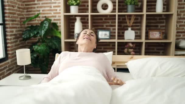 Middelbare Leeftijd Spaanse Vrouw Wakker Stretching Armen Slaapkamer — Stockvideo